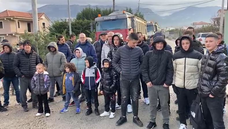 fushe-kruje/-banoret-e-fshatit-luz-ne-proteste-per-rrugen:-kalimi-i-kamioneve-para-shkolles,-e-rrezikshme!-nxenesit-bojkotojne-mesimin