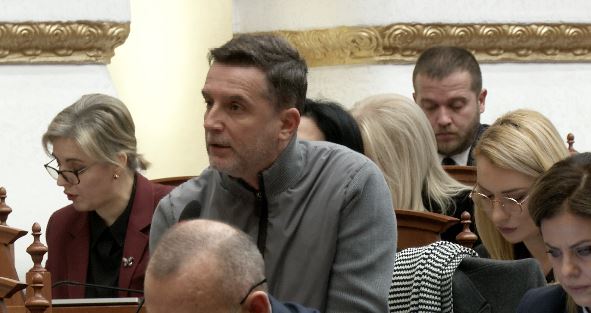 “i-pyet-per-veze,-pergjigjen-per-bomba”,-brace-denoncon-tatimet:-komunikimi-i-fundit-deri-ne-20-nentor.-nese-s’u-pelqen-pyetja…-(video)