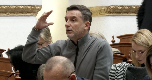 “jemi-ne-kulmin-e-sezonit-te-gripit,-mijera-njerez-pa-sherbim-shendetesor”,-brace-i-ashper-ne-kuvend:-dua-pyetje-pergjigje-me-ministren!-mos-thoni-do-ta-shohim,-por…