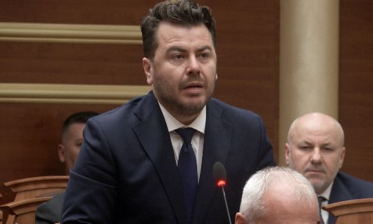 “a-do-te-bashkepunojme-me-ramen”,-kapri-pyet-opoziten-per-“territorialen”:-i-lutemi-kryeministrit-qe-ben-“dhune”-me-kartona