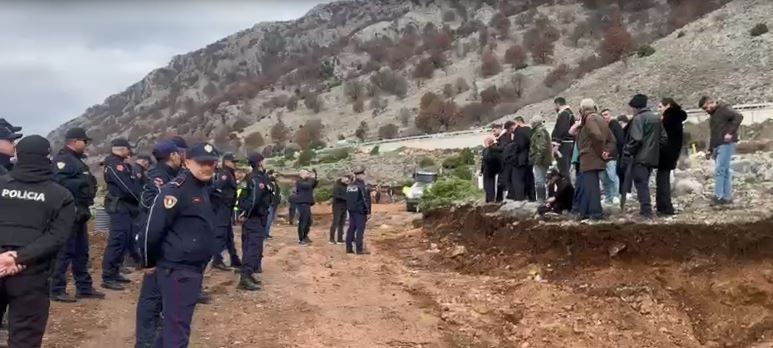 “mos-ma-hajde-ne-shtepine-time,-si-te-jete-e-jotja”/-kunder-ndertimit-te-resortit-turistik,-banoret-e-fshatit-rrjoll-ne-velipoje-proteste,-bllokojne-rrugen