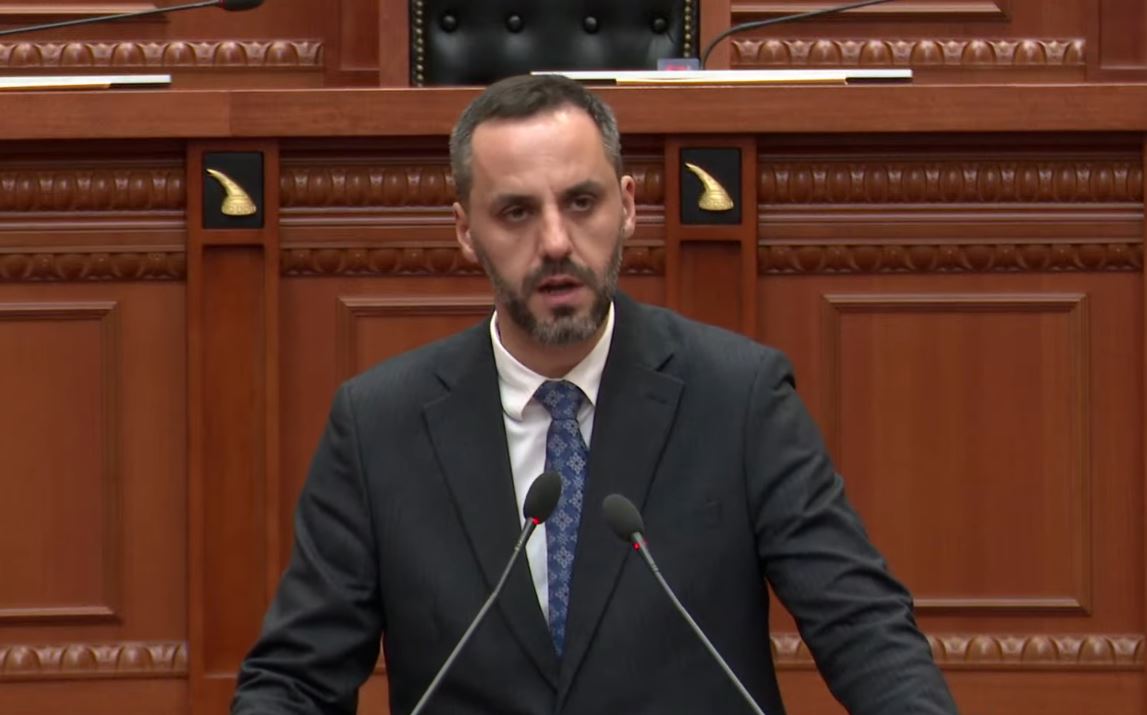 “i-persekutuar-politik!”,-lamallari-ne-interpelance:-ilir-meta-trajtohet-si-te-gjithe-te-paraburgosurit-e-tjere,-barazi-para-ligjit!