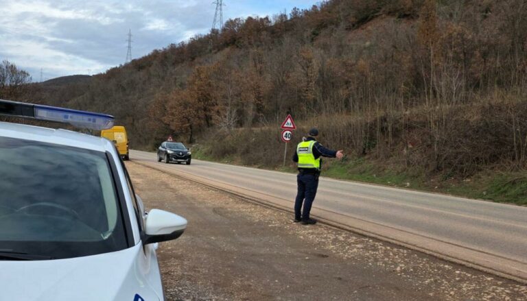 para-dy-ditesh-u-ndalua-qarkullimi-prej-shembjes-se-gureve/-aksi-librazhd–korce-i-bllokuar-gjate-nates-per-shkak-te-punimeve