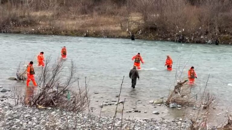 humbi-ne-rrjedhen-e-lumit-para-25-ditesh/-vijojne-kerkimet-per-gjetjen-e-jurgen-karajt,-fsk-me-dron-ne-liqenin-e-ulzes