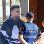 zbardhet-dinamika-e-perplasjes-me-arme-ne-lezhe!-dy-persona-u-futen-ne-berberhane-me-shkopa-bejsbolli,-polici-qelloi-i-pari.-4-ne-kerkim