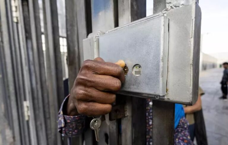 kampi-i-gjadrit/-human-rights-watch-kritikon-italine-per-politikat-e-imigracionit-dhe-masat-e-sigurise:-model-represiv!