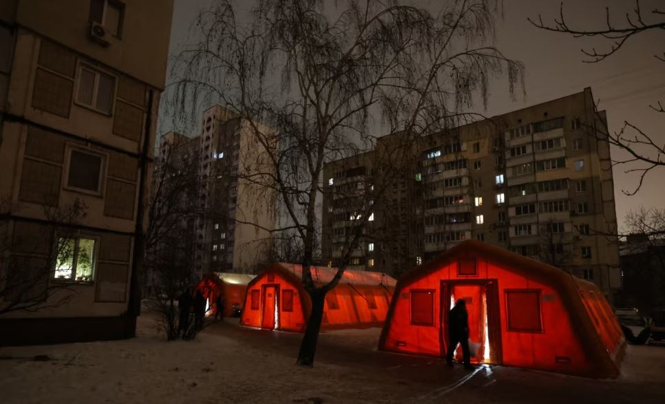 “ngrohim-trupin-dhe-shpirtin”/-rusia-sulmon-infrastrukturen-energjetike,-tendat-ne-kiev-mbrojne-ukrainasit-nga-acari