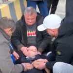 tensione-dhe-perplasje-ne-protesten-ne-rrjoll-te-velipojes/-“uje,-uje!”,-ja-momenti-kur-nje-nga-banoret-humb-ndjenjat-(video)