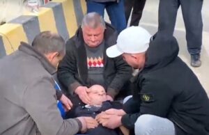 tensione-dhe-perplasje-ne-protesten-ne-rrjoll-te-velipojes/-“uje,-uje!”,-ja-momenti-kur-nje-nga-banoret-humb-ndjenjat-(video)