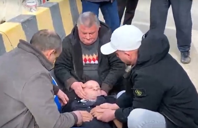 tensione-dhe-perplasje-ne-protesten-ne-rrjoll-te-velipojes/-“uje,-uje!”,-ja-momenti-kur-nje-nga-banoret-humb-ndjenjat-(video)