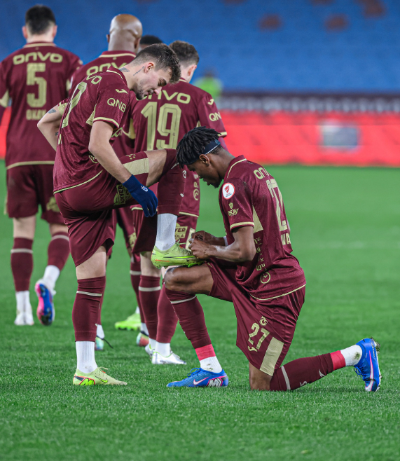 muci-“pushton”-turqine,-spektakel-edhe-ne-kupe:-ketu-jam-i-lumtur,-besojne-tek-une-(video)