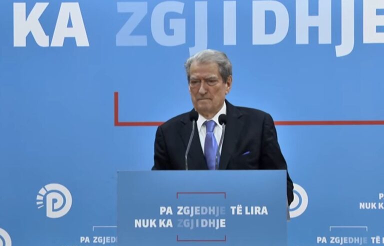 kushtetuesja-pa-vendim-per-ballukun,-berisha:-gjk-eshte-strofulla-e-fundit-e-hajduteve!-shkelin-ligjin-dhe-dinjitetin-per-urdhrat-e-rames