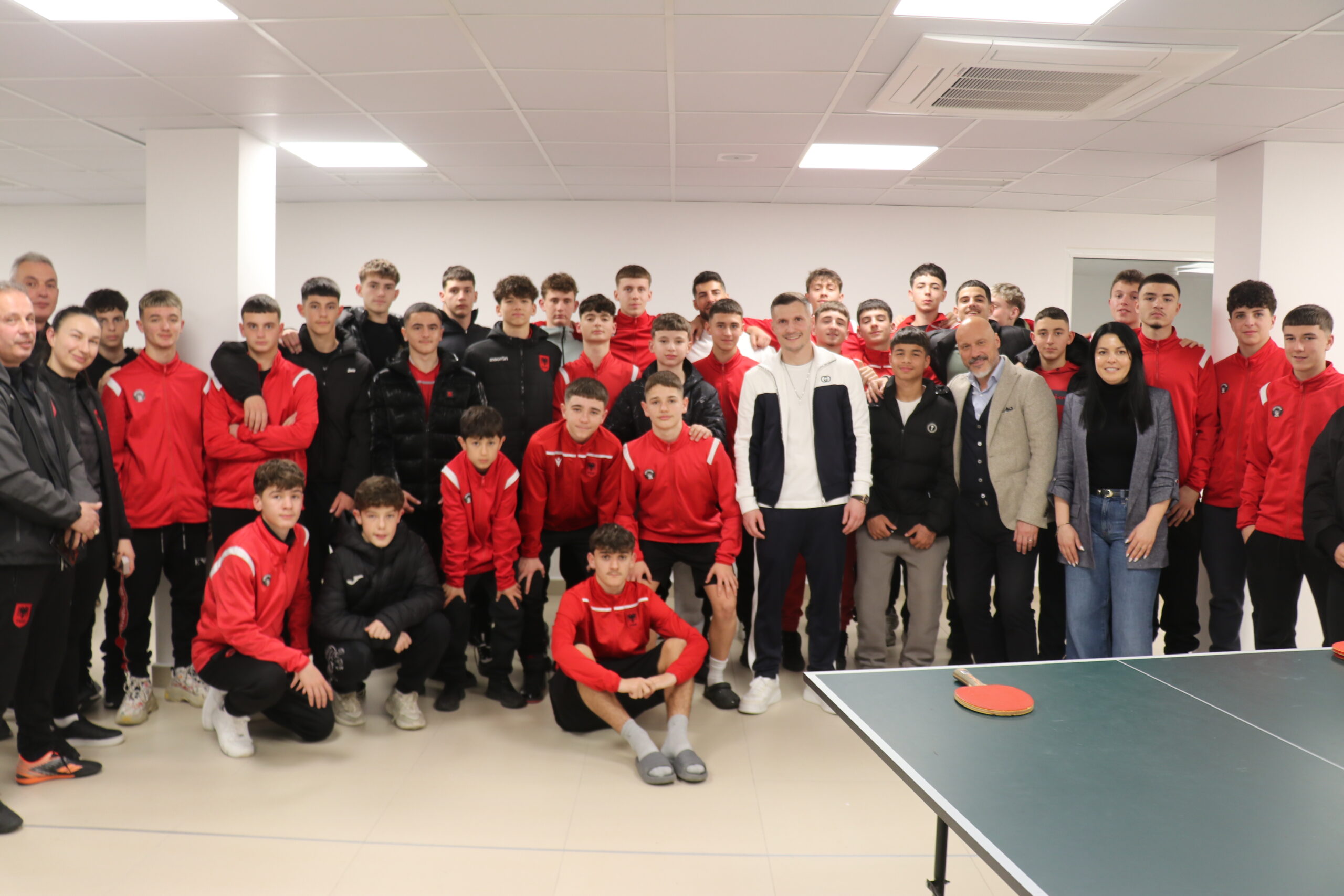 elite-youth-development-academy-mirepret-taulant-xhaken-dhe-jurgen-gjasulen-ne-nje-vizite-frymezuese-per-talentet-e-rinj