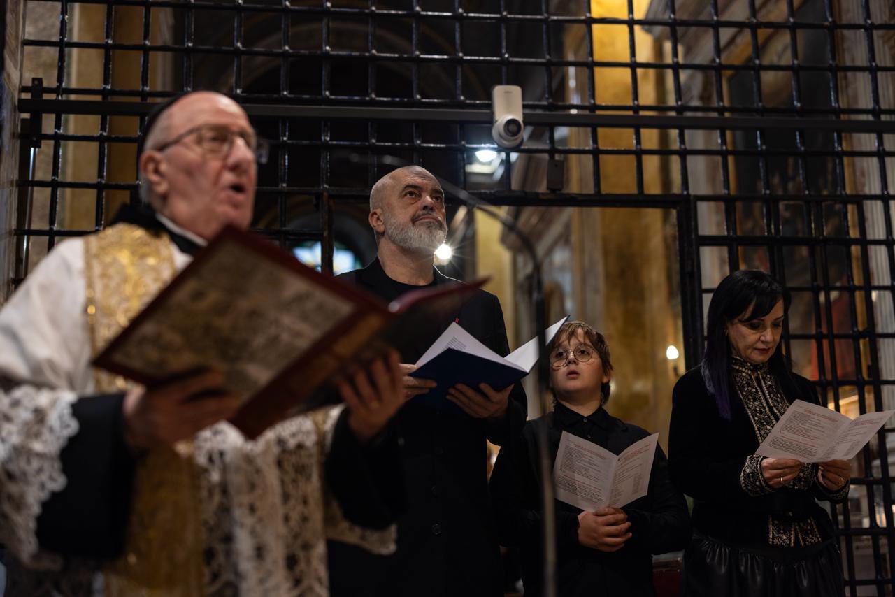 rama-nis-viziten-ne-vatikan,-ndan-foto-nga-bazilika-e-famshme:-krah-zojes-se-shqiperise-qendron-edhe-flamuri-yne-kombetar!