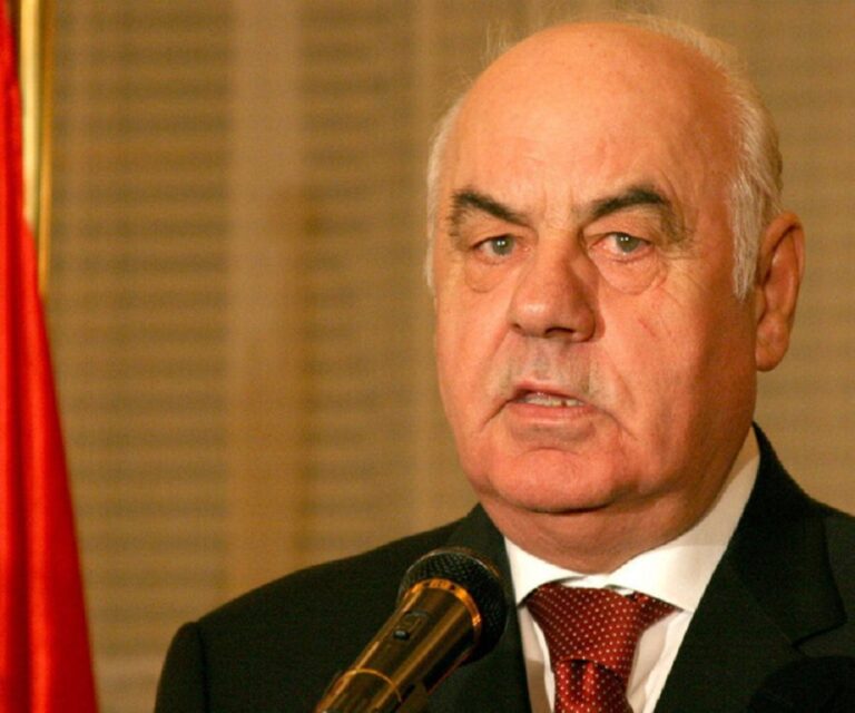 ish-presidenti-alfred-moisiu-dergohet-me-urgjence-ne-qsut-me-probleme-te-frymemarrjes,-mjeket:-gjendja-paraqitet-e-qendrueshme