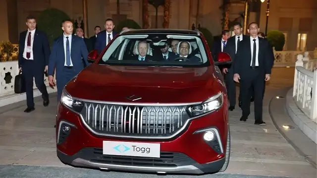 erdogan-i-dhuron-presidentit-te-egjiptit,-abdel-fattah-al-sisi,-makinen-elektrike-togg-te-prodhuar-ne-turqi