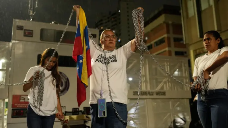 17-te-burgosur-politike-lirohen-ne-venezuele-pas-premtimeve-te-qeverise-se-perkohshme