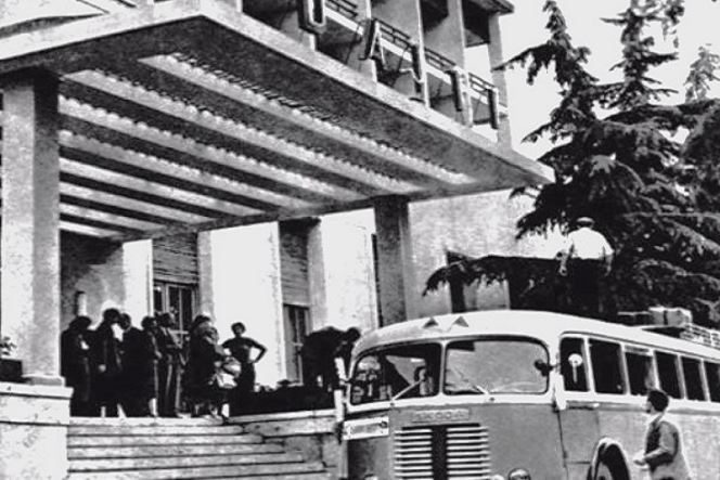 “formacioni-me-drejtues-saksofonistin-m-murthi-dhe-violinistin-m.-tare-ishin…”/-historia-e-panjohur-e-orkestres-se-“dajti”-t,-ne-regjimin-komunist