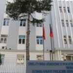 shiste-ora-kontrabande-dhe-imitime-te-markave-te-ndryshme,-e-peson-tregtari-ne-berat