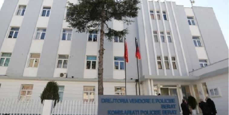 shiste-ora-kontrabande-dhe-imitime-te-markave-te-ndryshme,-e-peson-tregtari-ne-berat