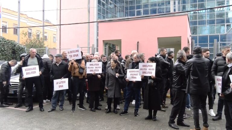 “kerkojme-drejtesi!”/-kunder-ndertimit-te-resortit-turistik,-banoret-e-fshatit-rrjoll-ne-velipoje-proteste-para-spak