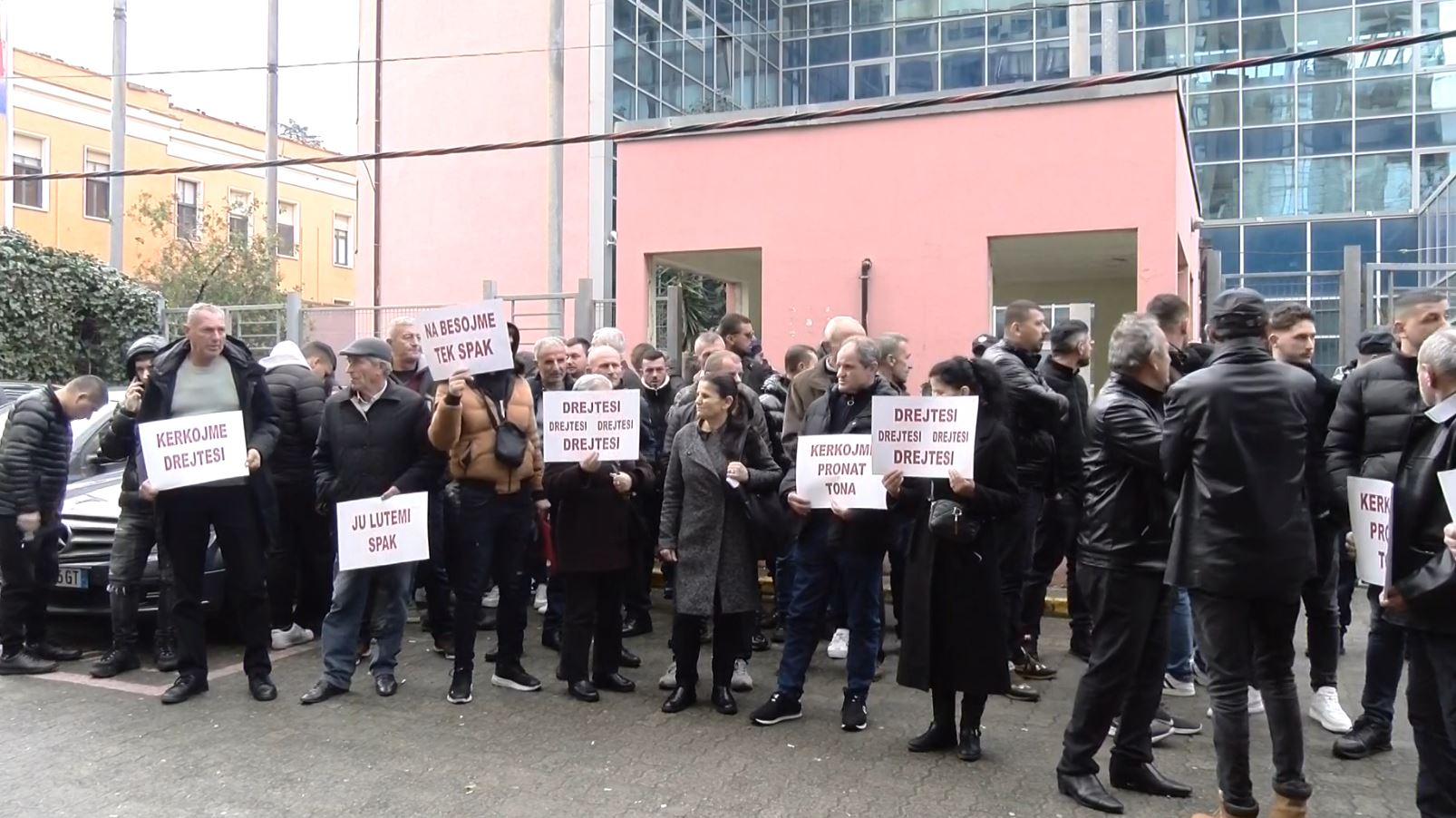 “kerkojme-drejtesi!”/-kunder-ndertimit-te-resortit-turistik,-banoret-e-fshatit-rrjoll-ne-velipoje-proteste-para-spak