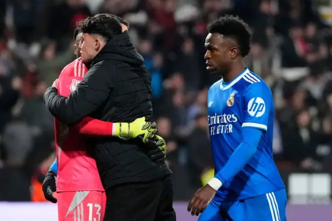 gjobe-5.000-euro-dhe-nje-vit-larg-stadiumeve-per-hedhjen-e-bananes-ndaj-vinicius