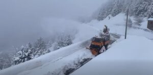 “zone-me-rrezik-te-larte!”/-orteku-bllokon-aksin-qafe-thore-theth,-arrsh-njofton-drejtuesit-e-mjeteve:-nuk-lejohet-qarkullimi!