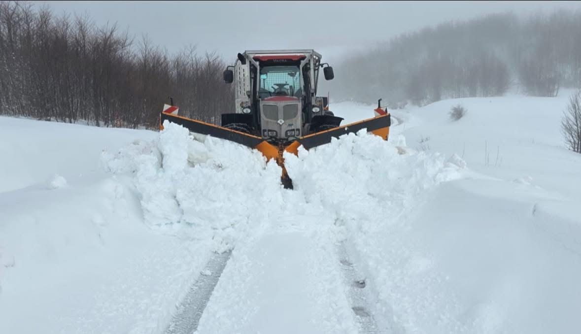 video/-bora-gati-1-meter,-moti-i-keq-‘mberthen’-panaritin,-rruga-ende-e-bllokuar