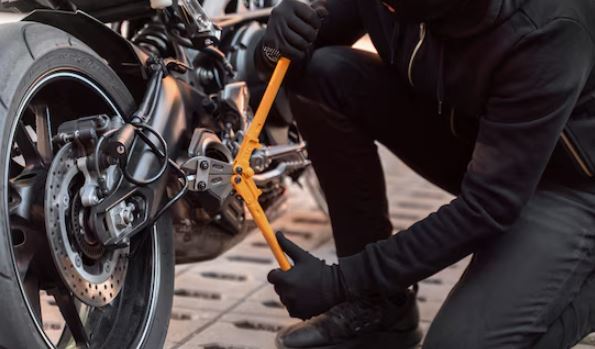 dyshohet-per-150-vjedhje-ne-2-vite/-kush-eshte-i-mituri-i-kthyer-ne-hajdut-serial,-festoi-14-vjetorin-ne-komisariat