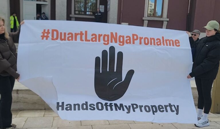 banoret-e-durresit-protestojne-kunder-projektit-tid:-jo-prishjeve-te-banesave,-duam-dialog-me-bashkine