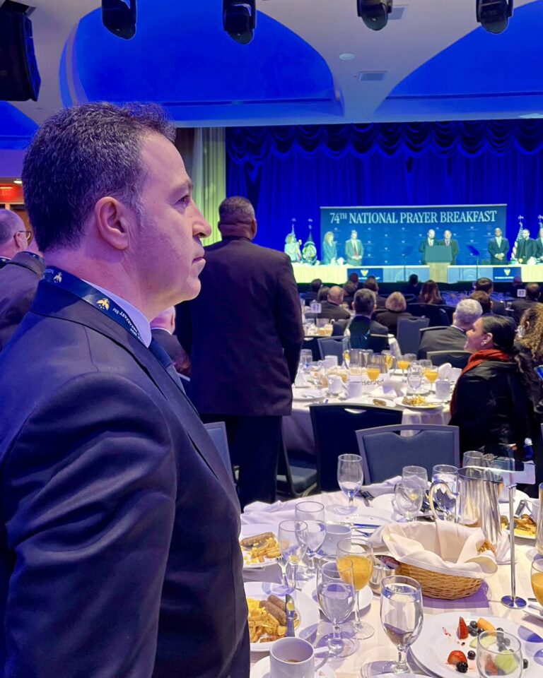 donald-trump-mbajti-fjalimin-permbylles,-peleshi-ndan-foto-nga-ceremonia-e-74-et-e-mengjesit-te-lutjeve-ne-shba