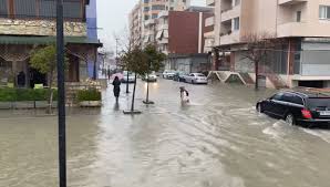 perkeqesimi-i-motit,-pritet-intensitet-i-larte-i-reshjeve-nga-e-premtja-ne-durres/-sherbimi-meteorologjik-ushtarak:-te-merren-masa!