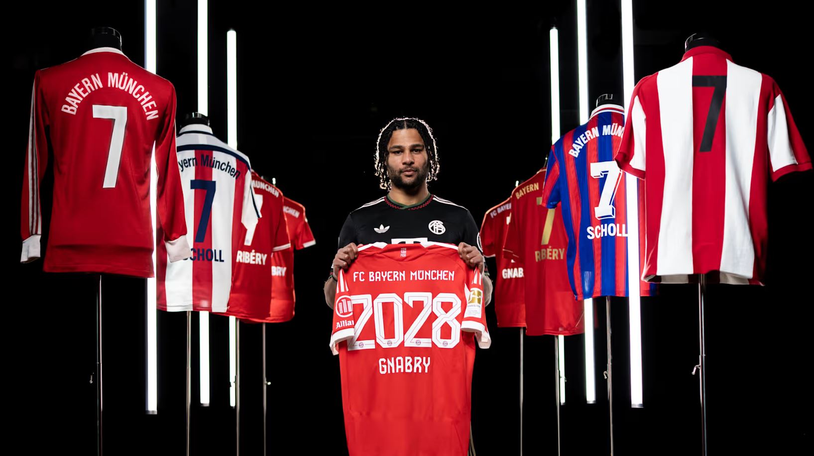 gnabry-qendron-te-bayern,-vjen-zyrtarizimi-i-rinovimit,-arsenal-tentoi-goretzken-ne-oret-e-fundit-te-merkatos