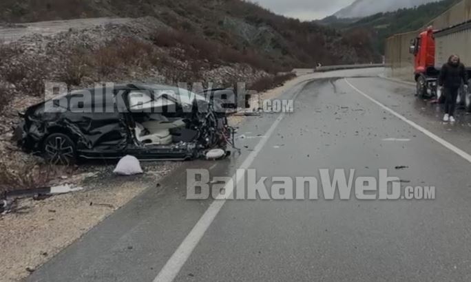 video/-makina-e-ndare-ne-dysh,-pamjet-nga-aksidenti-i-frikshem-ne-afersi-te-tunelit-te-murrizit