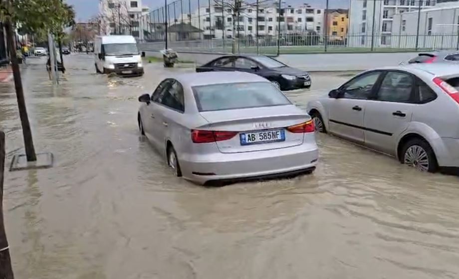 reshje-te-dendura-shkaktojne-probleme-ne-durres,-disa-rruge-te-permbytura