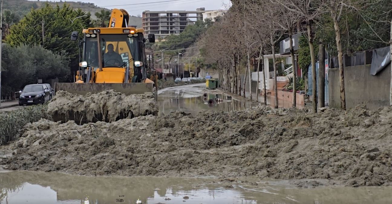reshjet-e-dendura-te-shiut/-rreshqitje-dherash-ne-currila-te-durresit,-bllokohet-nje-sens-i-rruges
