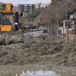 reshjet-e-dendura-te-shiut/-rreshqitje-dherash-ne-currila-te-durresit,-bllokohet-nje-sens-i-rruges-(video)