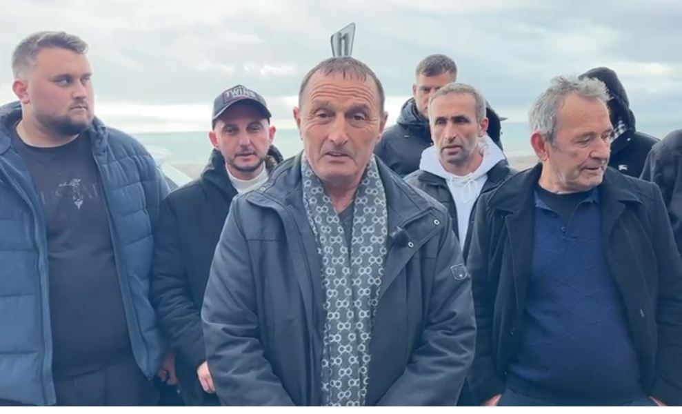 video/-dita-e-peste-e-protestes,-banoret-e-rriles-kunder-ndertimit-te-resortit,-nderhyjne-ne-kantier-dhe-nxjerrin-punonjesit-nga-makinerite:-te-henen…