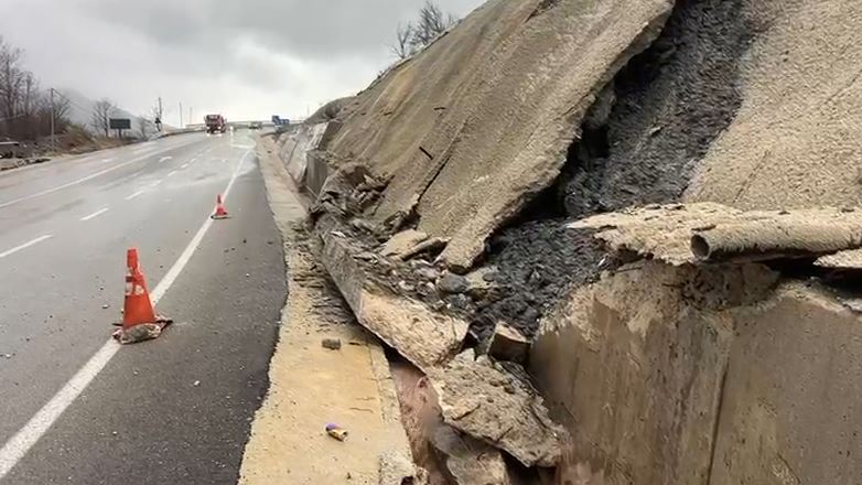 rruga-e-arbrit-nuk-gjen-qetesi!-shembje-ne-fshatin-plan-i-bardhe-dhe-ne-afersi-te-tunelit-te-murrizit,-rrezikohet-bllokimi-i-qarkullimit