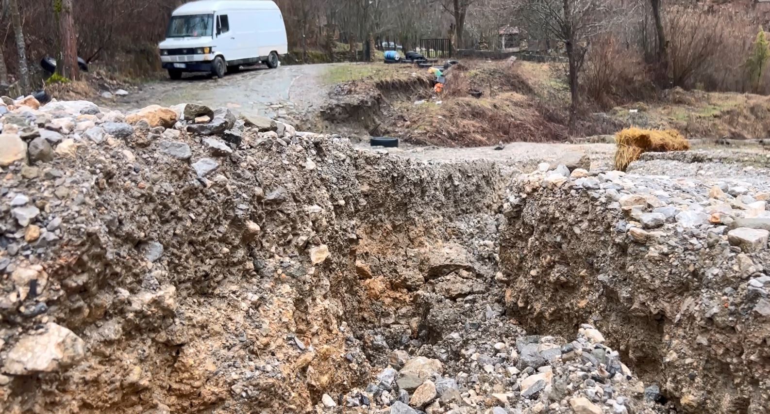 tete-familje-te-izoluara/-rruga-qe-lidh-fshatin-senisht-ne-bashkine-maliq-prej-muajsh-e-izoluar,-banoret-apelojne-per-ndihme