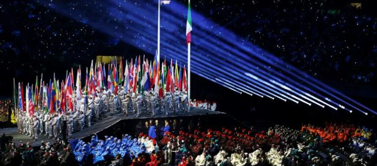 fotolajm/-spektakel-plot-ngjyra-e-fishekzjarre,-pamje-nga-ceremonia-e-hapjes-se-lojerave-olimpike-dimerore-ne-itali