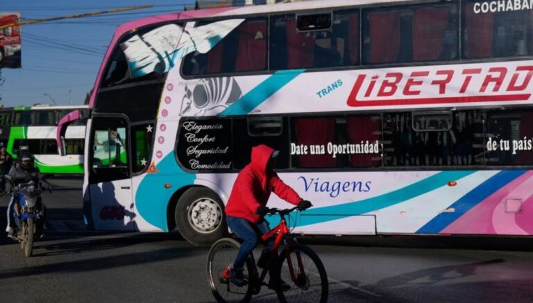 tragjedi-ne-bolivi,-autobusi-bie-nga-shkembi,-humbin-jeten-14-persona