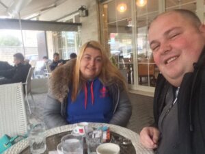 publikoi-ne-rrjetet-sociale-pamje-te-papershtatshme-te-se-motres,-genardi-dhe-sonida-shtrohen-ne-psikiatri