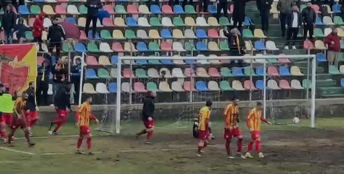 video/-kaos,-perplasje-dhe-grushte-ne-librazhd,-incidente-te-renda-ne-ndeshjen-e-kampionatit-shqiptar