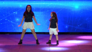 video/-kur-femijet-vallezojne.-nje-feste-e-drites-dhe-buzeqeshjeve