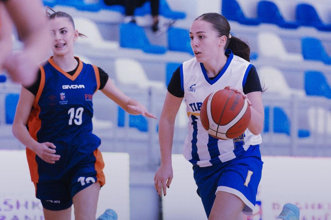 flamurtari-i-pandalshem-mposht-vllaznine-dhe-shkeputet-6-pike,-tirana-fiton-derbin-me-studentin